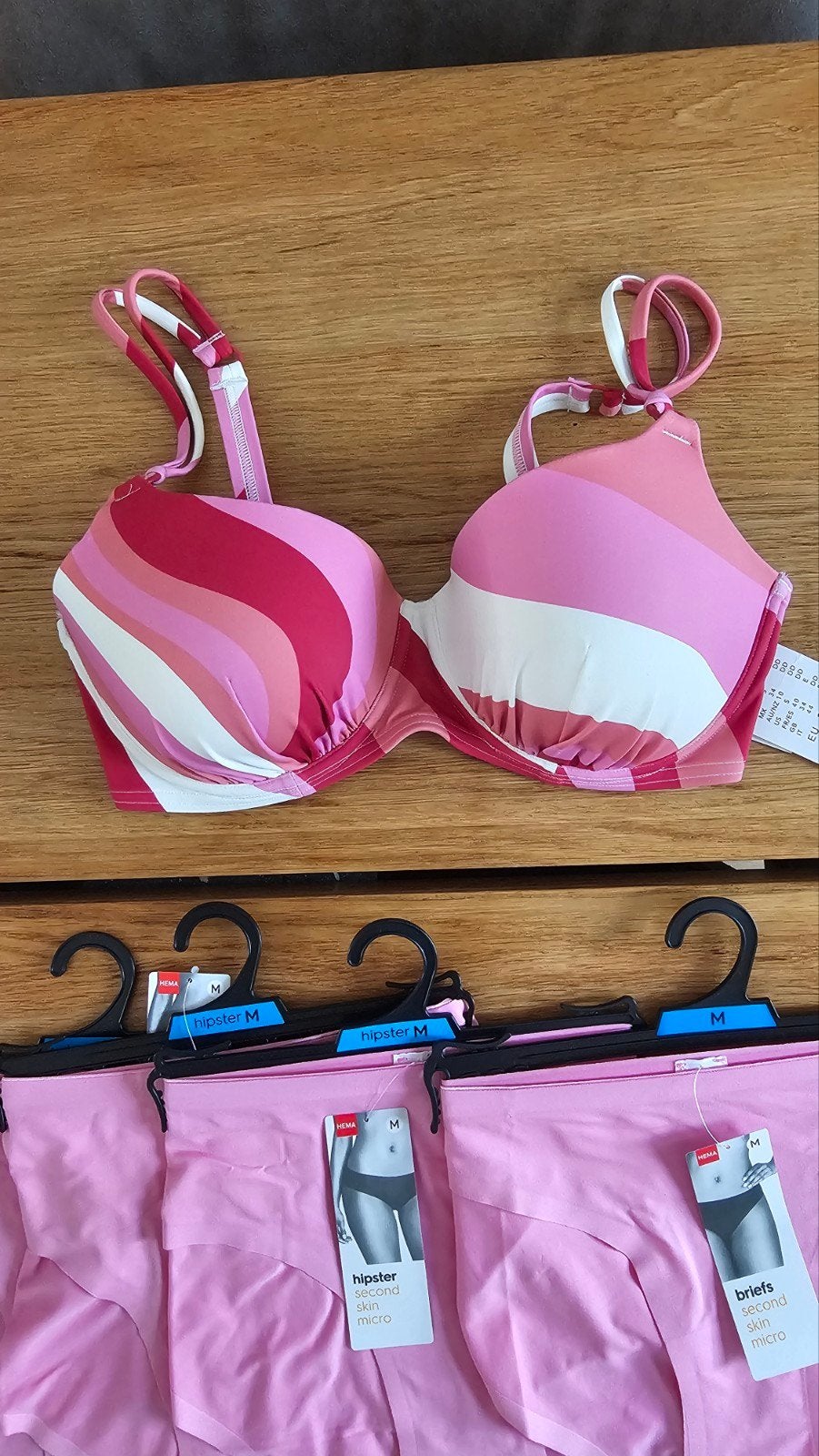 Rose Triumph 38E bovenstukje met 4 Hema second skin slips, Triumph, Ophalen of Verzenden, Roze, Setje