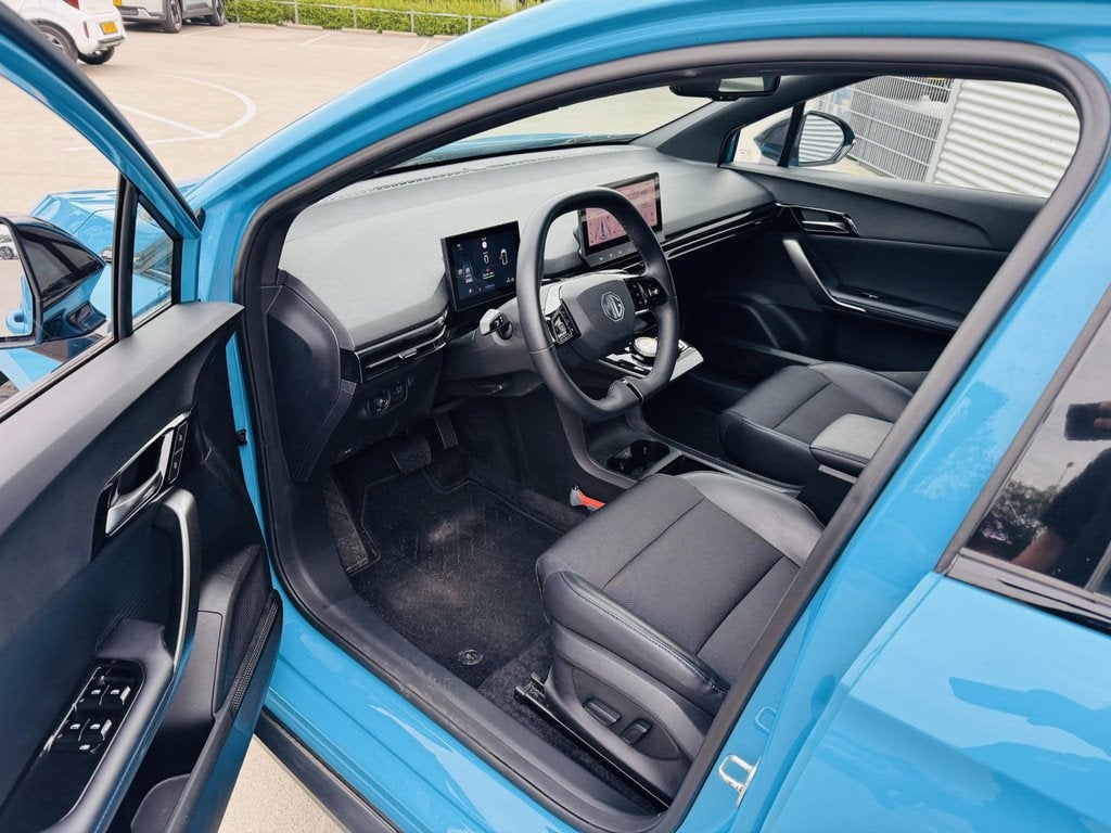 MG MG4 Electric Luxury 64 kWh Trekhaak | 360 Camera | circa, Auto's, MG, Automaat, Achterwielaandrijving, Gebruikt, Leder en Stof