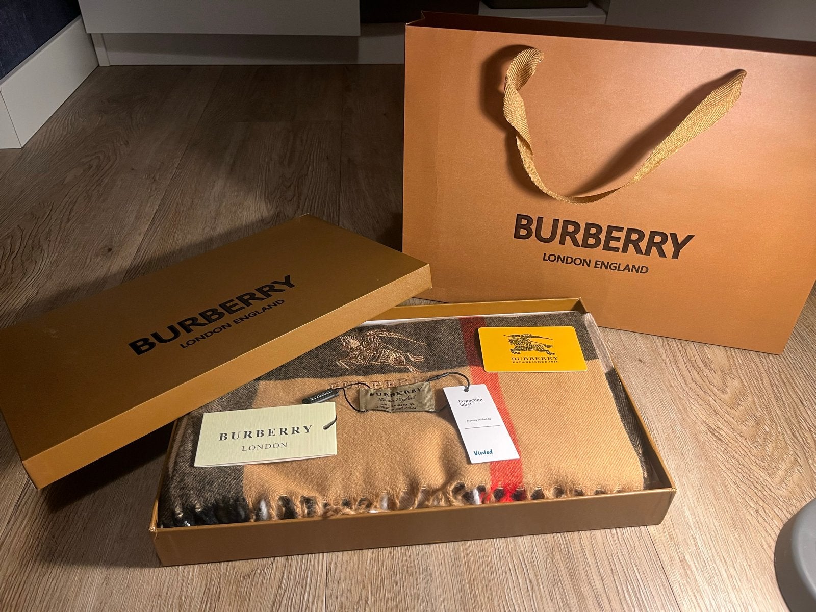 Nieuwe Burberry sjaals met bon - Diverse kleuren beschikbaar, Ophalen of Verzenden, Nieuw, Maat 46/48 (XL) of groter, Sjaal