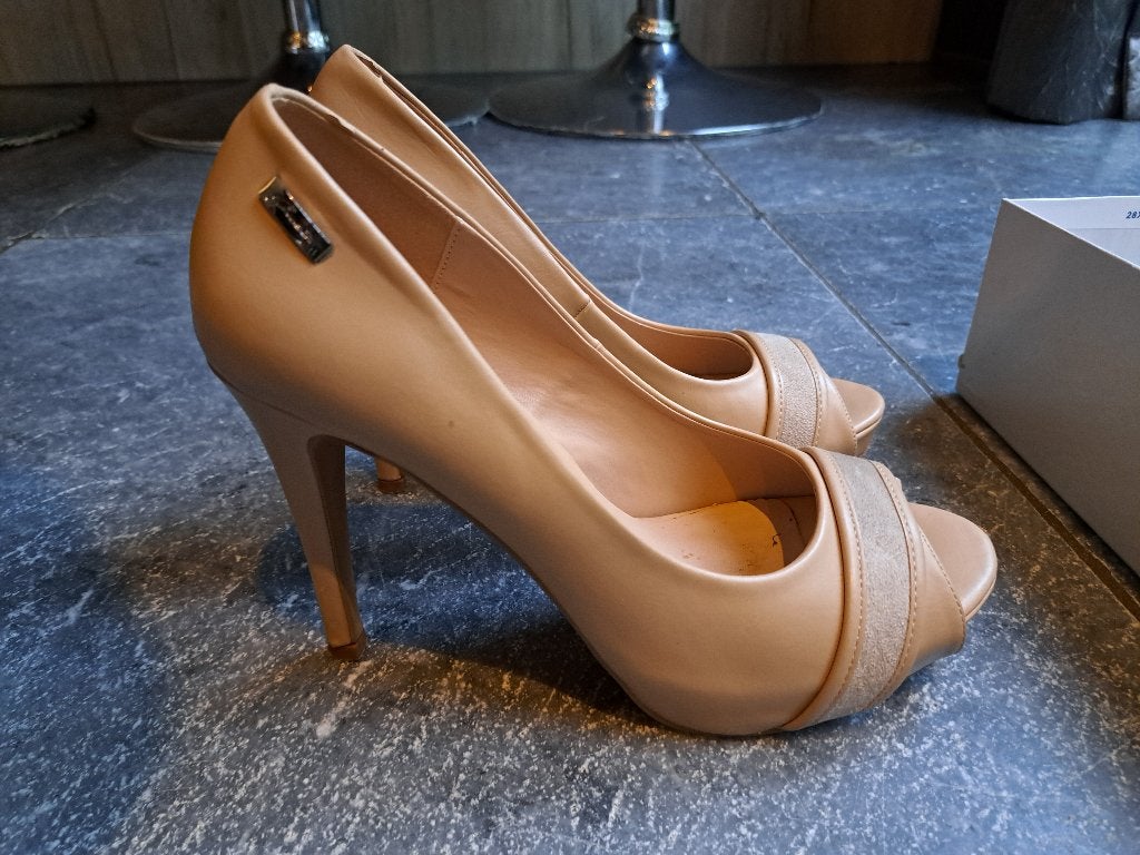Mooie beige Guess peeptoes pumps 39, Pumps, Guess, Beige, Ophalen of Verzenden