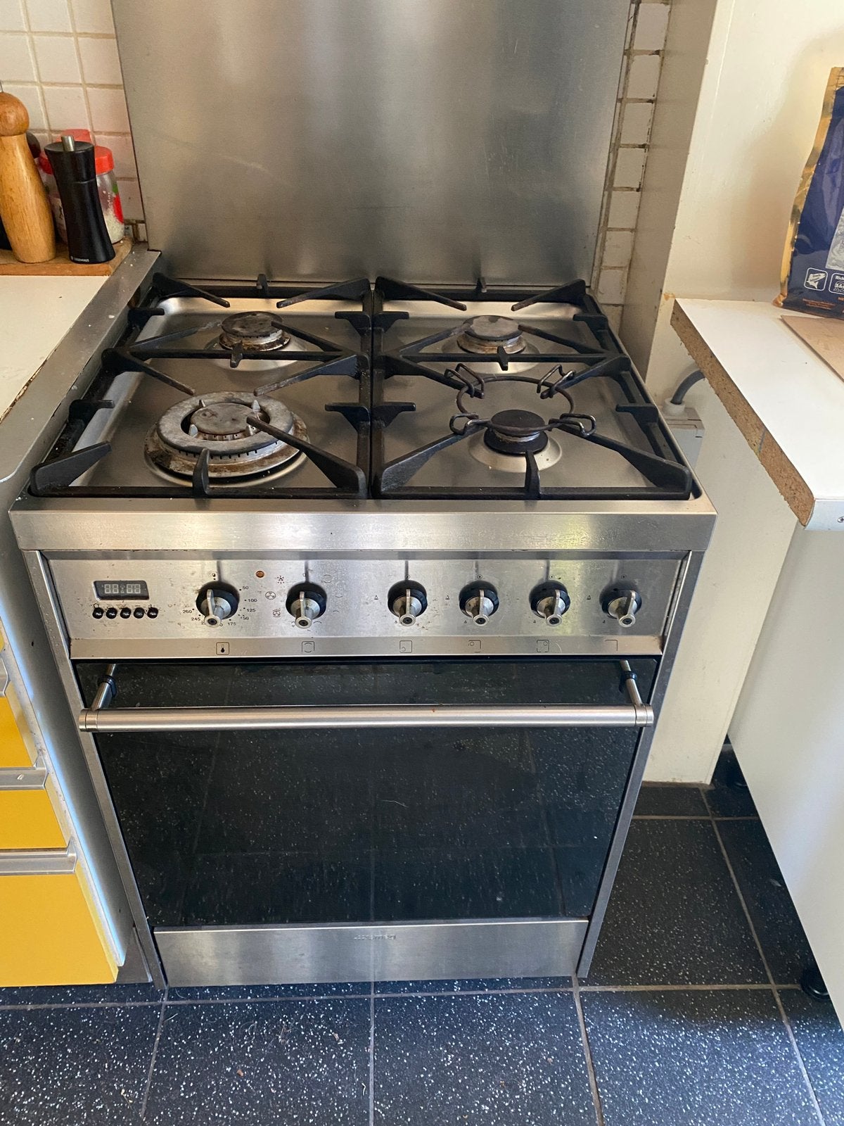 SMEG fornuis 60cm +achterwand +afzuigkap, Ophalen, Gebruikt, 60 cm of meer, 4 kookzones
