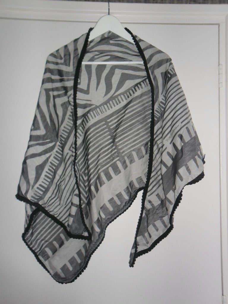 POM Amsterdam Grijze Sjaal Met Print (NIEUW), Kleding | Dames, Maat 46/48 (XL) of groter, Nieuw, Ophalen of Verzenden, Sjaal