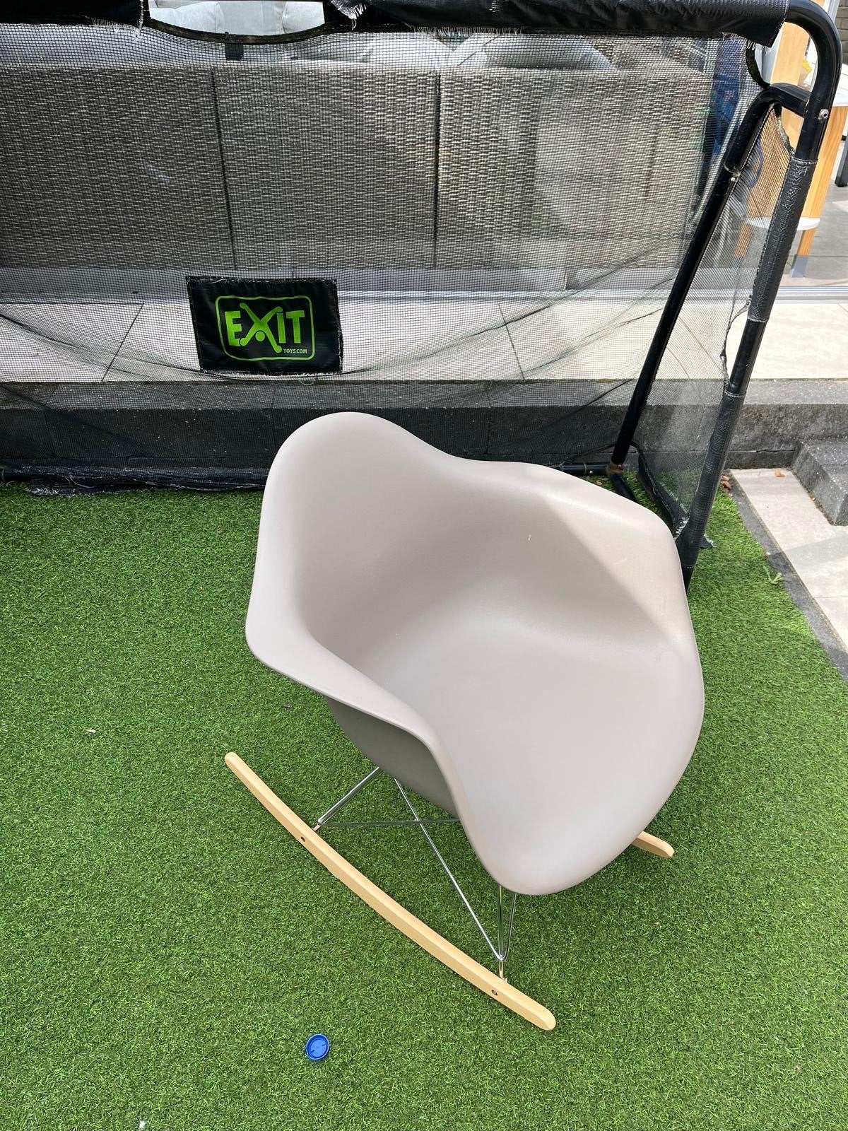 Schommelstoel - Grijs/taupe kunststof met houten runner, Ophalen, Kunststof, Zo goed als nieuw, Eén