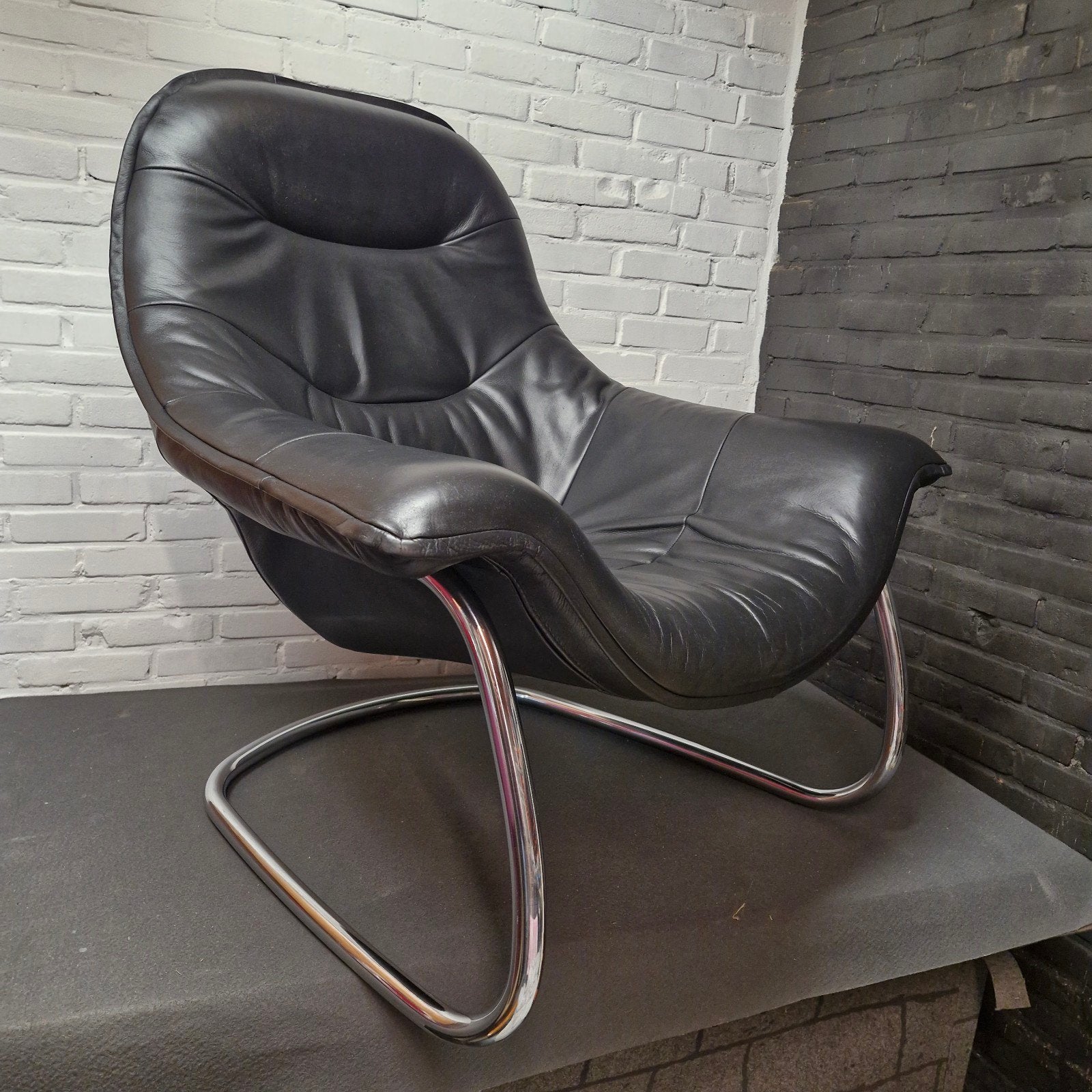 Design fauteuil zwart leer - Gerard van den Berg voor Label, Ophalen, Zo goed als nieuw, 75 tot 100 cm, Leer