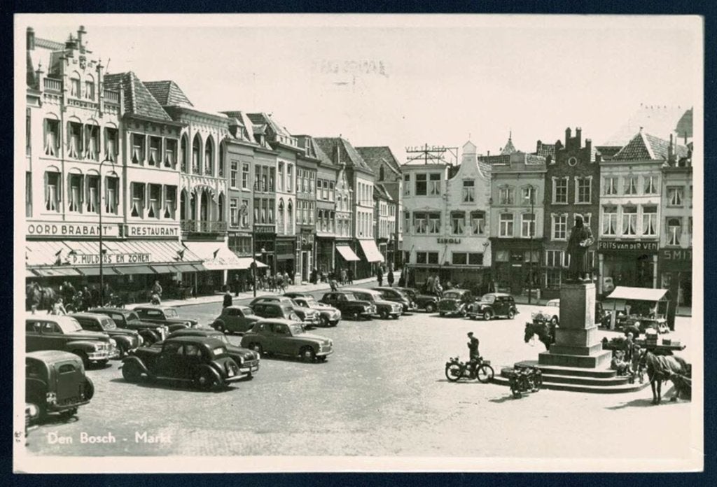 Den Bosch : Markt met oude auto's - afgestempeld 1953, Verzenden, 1940 tot 1960, Gelopen, Gelderland