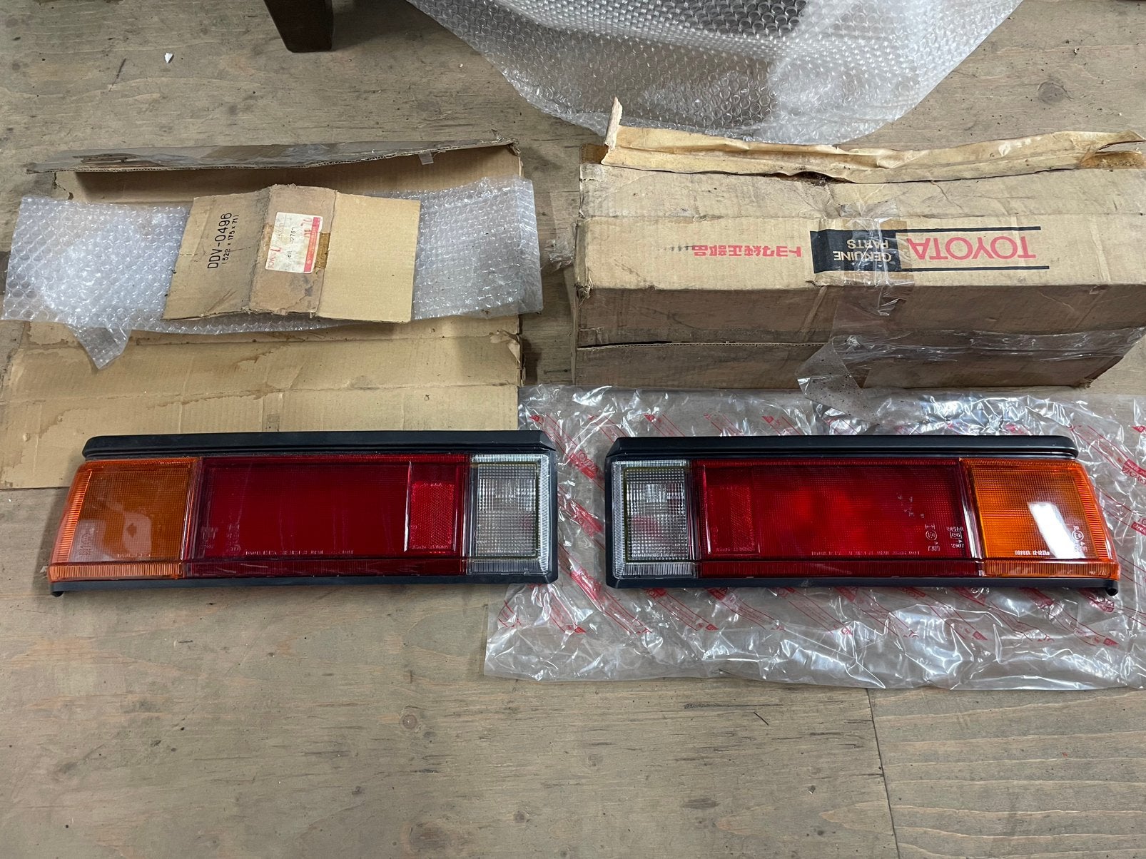 Toyota corolla ke70 sedan set achterlicht glazen nieuw, Ophalen of Verzenden