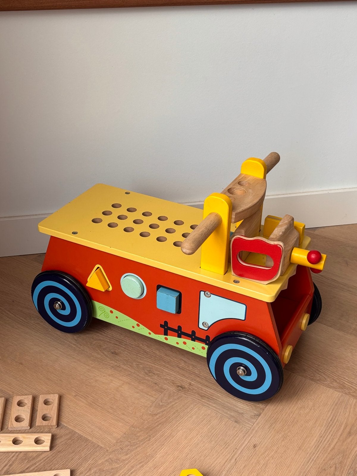 Houten loopwagen met gereedschap en activiteiten, Kinderen en Baby's, Speelgoed | Houten speelgoed, Ophalen, Gebruikt, Rij- of Hobbelspeelgoed