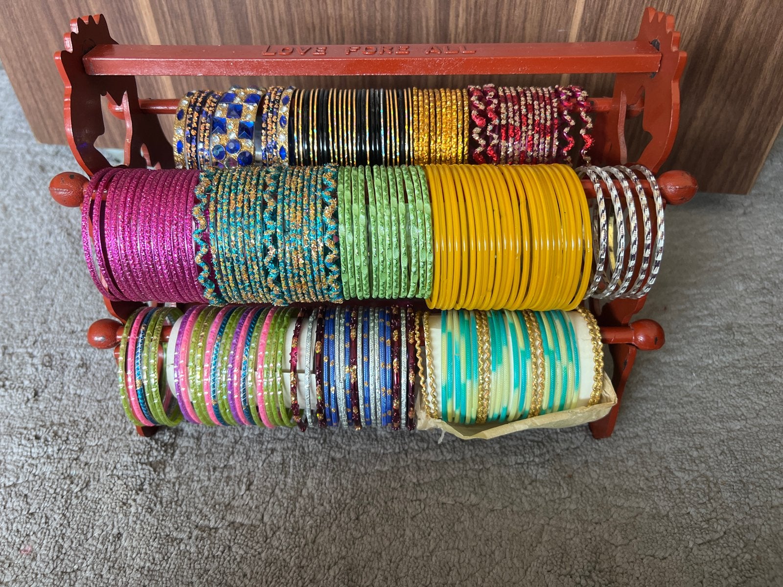 Kleurrijke Indiase Armbanden Set met Houten Houder, Ophalen, Overige materialen, Gebruikt, Overige kleuren