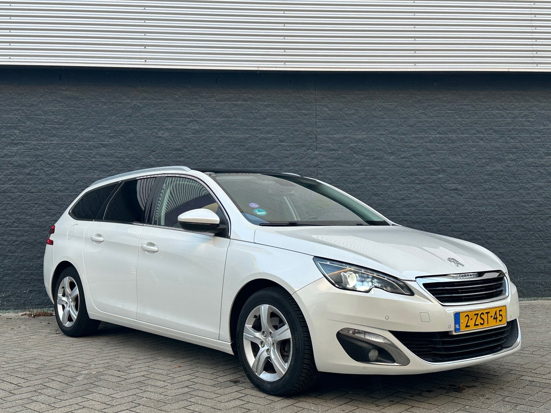 Peugeot 308 SW 1.2 Automaat Glazendak Leer Led Xenon Nap Org, Auto's, Gebruikt, Euro 6, 1199 cc, 635 kg