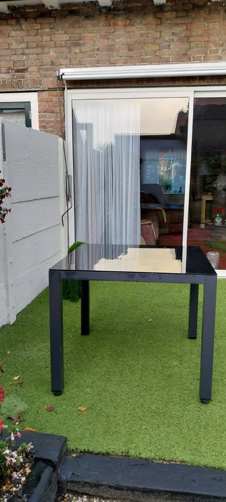 Foto 2 van Moderne tuintafel met glazen blad