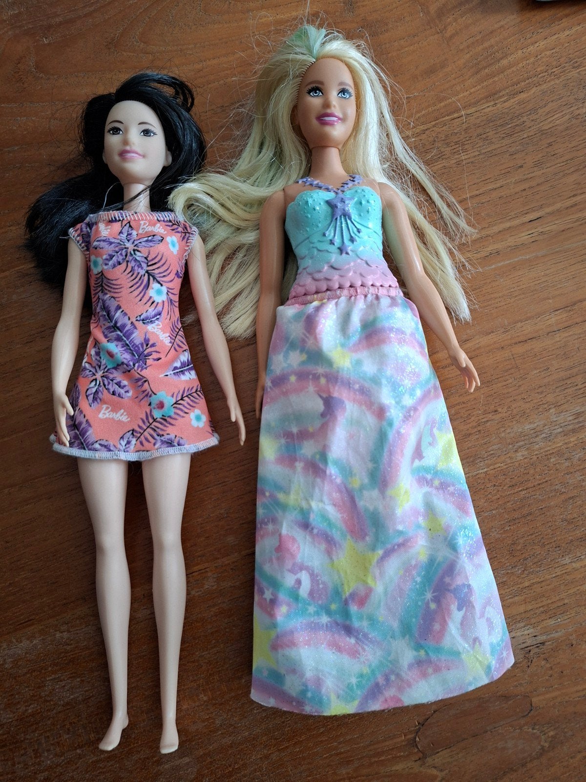 Twee Barbiepoppen, diverse kleding, Kinderen en Baby's, Ophalen of Verzenden, Gebruikt, Barbie