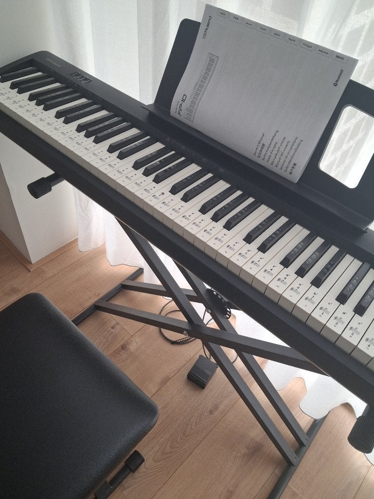 Roland FP10 brand new with platform and chair, Ophalen, Nieuw, Zwart