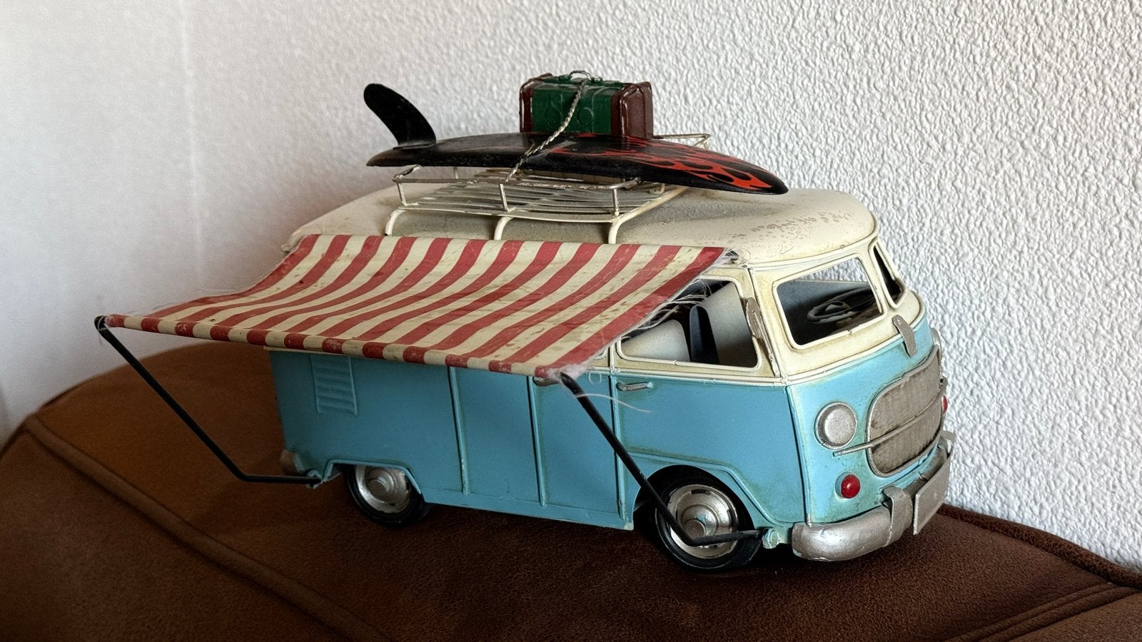 Vintage VW Bus Camper Model met Surfplank en Luifel, Overige merken, Auto, 1:32 tot 1:50, Ophalen of Verzenden