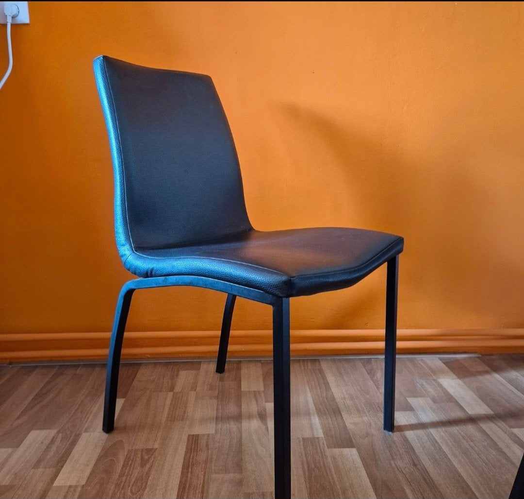 4 JYSK Asaa eetkamerstoelen zwart kunstleer, Ophalen, Kunststof, Gebruikt, Zwart