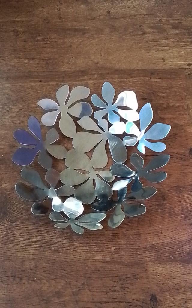 💐RVS ( FRUIT)SCHAAL IKEA STOCKHOLM 1999 MET BLOEMENMOTIEF, Ophalen of Verzenden, Overige materialen