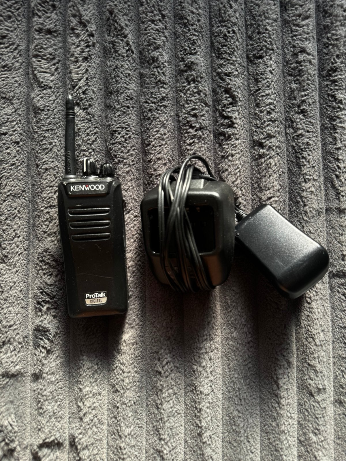 Kenwood Portofoon TK-3401D Met Lader, Ophalen of Verzenden, Zo goed als nieuw, Portofoon of Walkie-talkie, Met broekklem
