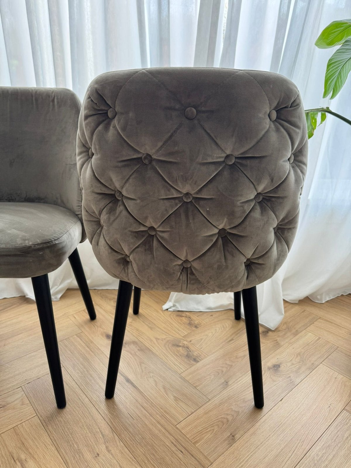 4 prachtige eettafel stoelen, Ophalen of Verzenden, Zo goed als nieuw, Grijs, Stof