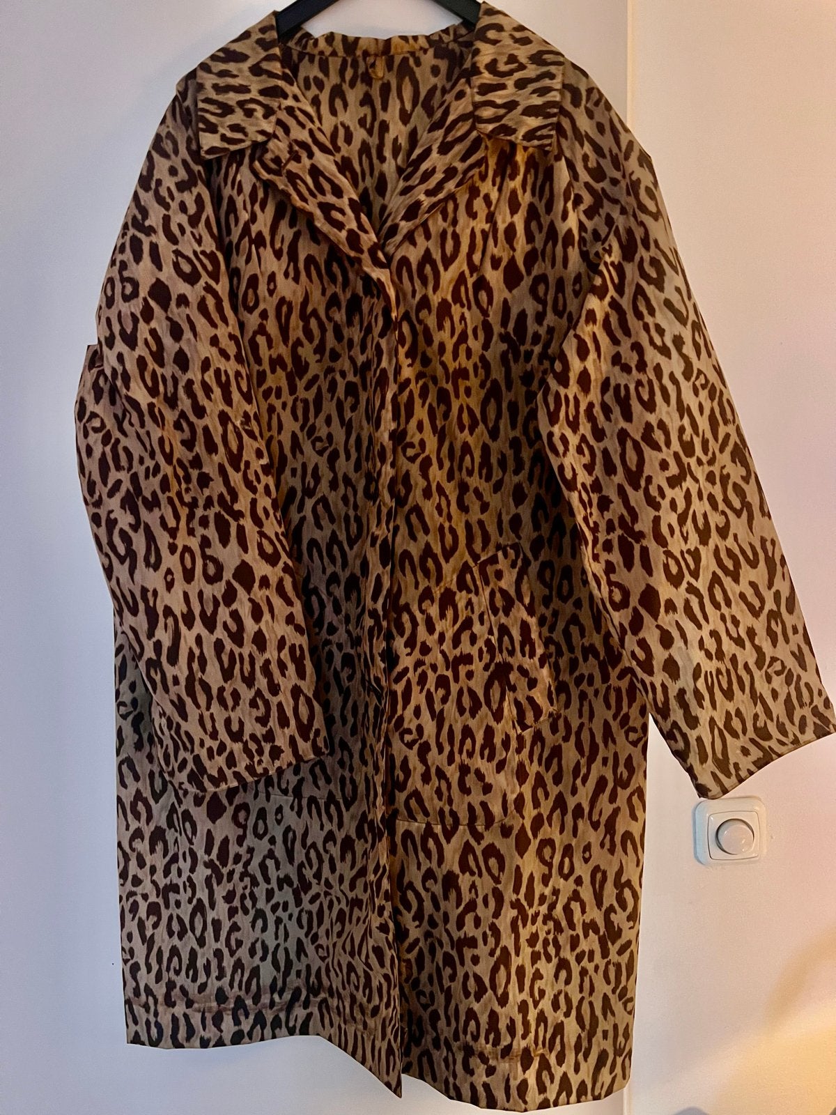 60’s nylon regenjas luipaardprint jas 38/40, met kapje, Ophalen, Gedragen, Maat 38/40 (M), Bruin