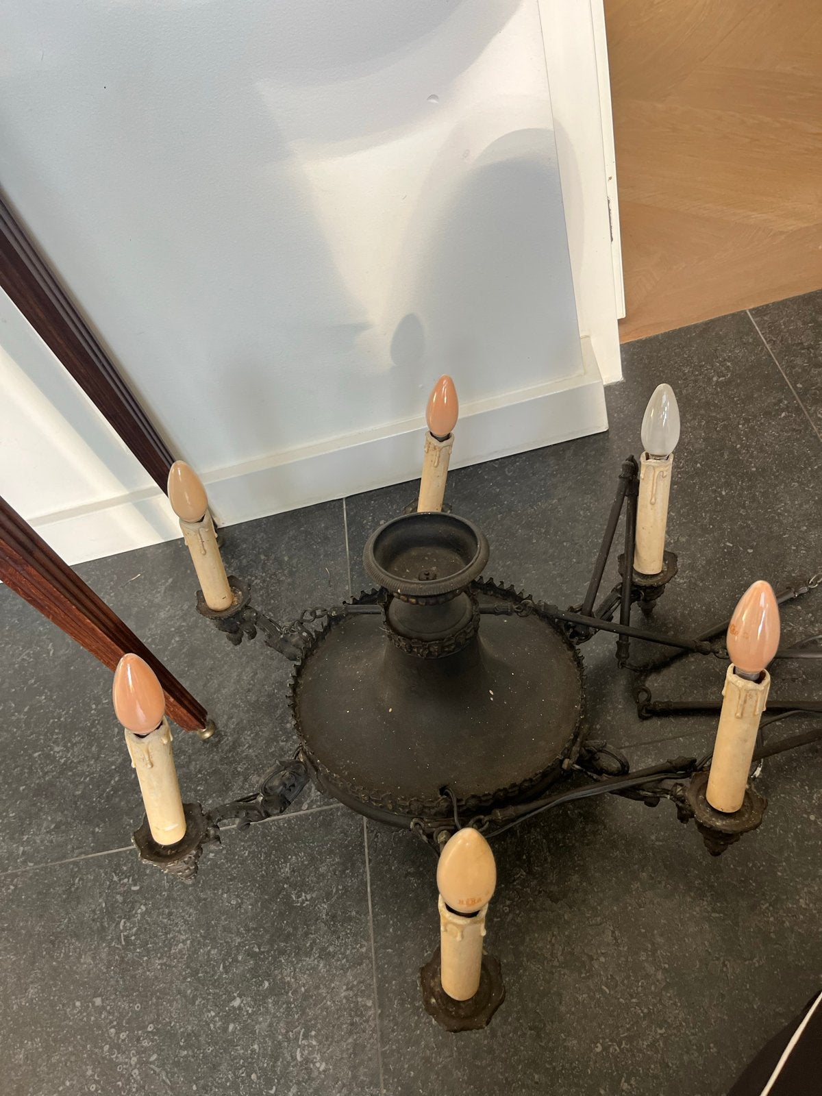 Antieke kroonluchter met 6 kaarsvormige lampen, Ophalen