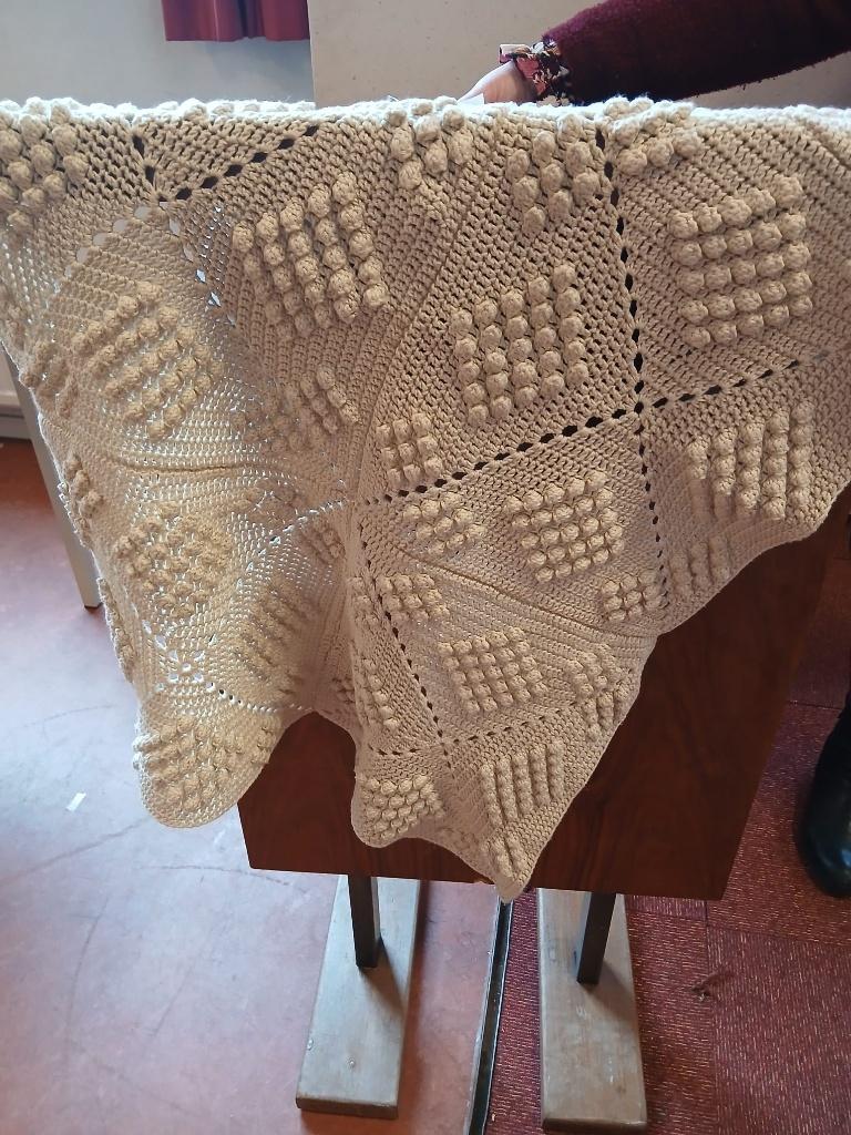 Handgemaakt gehaakt ledikantdekentje met bobbelsteekpatroon, Ophalen of Verzenden, Nieuw, 100 cm of meer, Deken