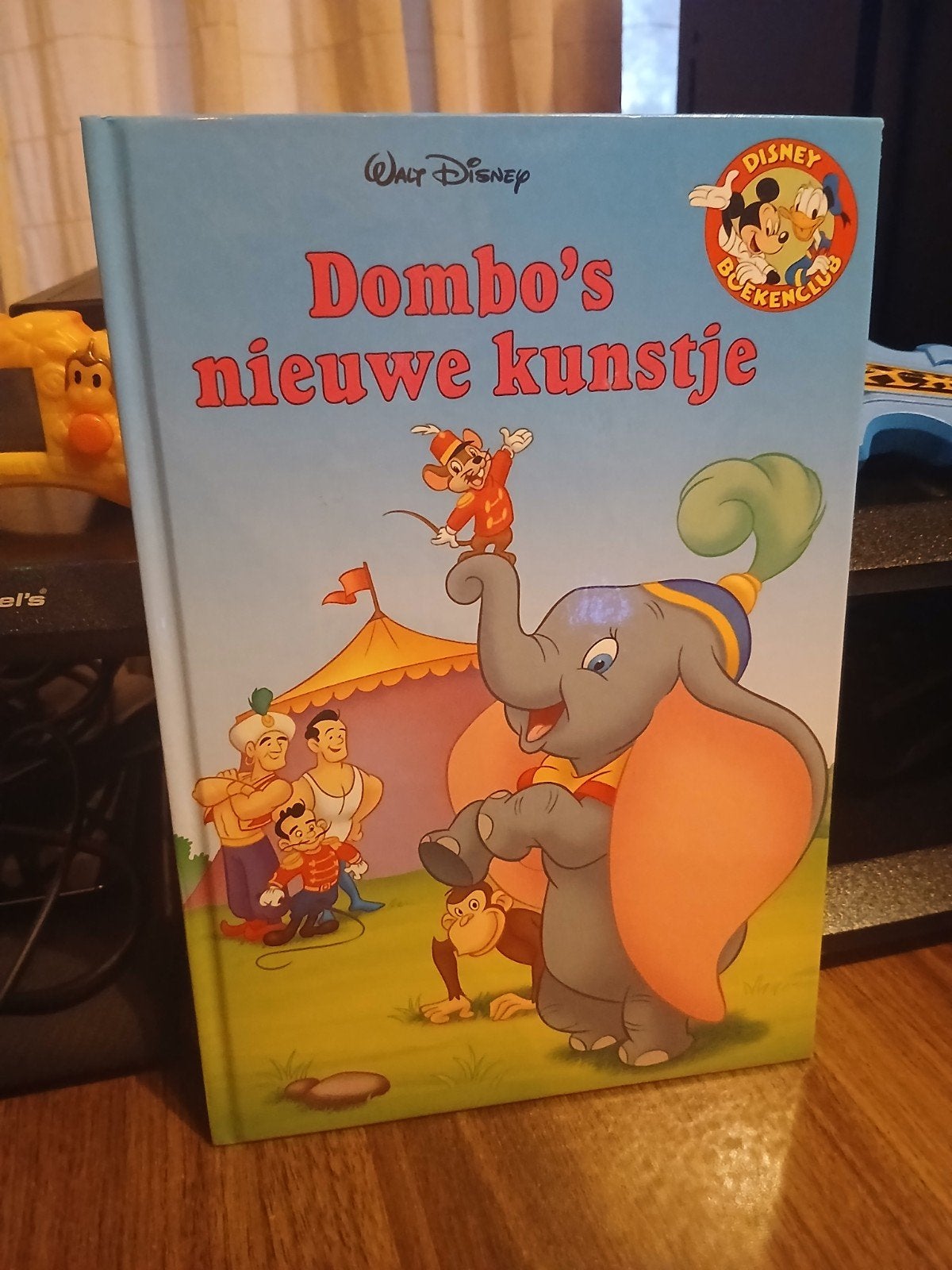 Disney dombo's nieuwe kunstje boekje, Boeken, Ophalen of Verzenden, Gelezen