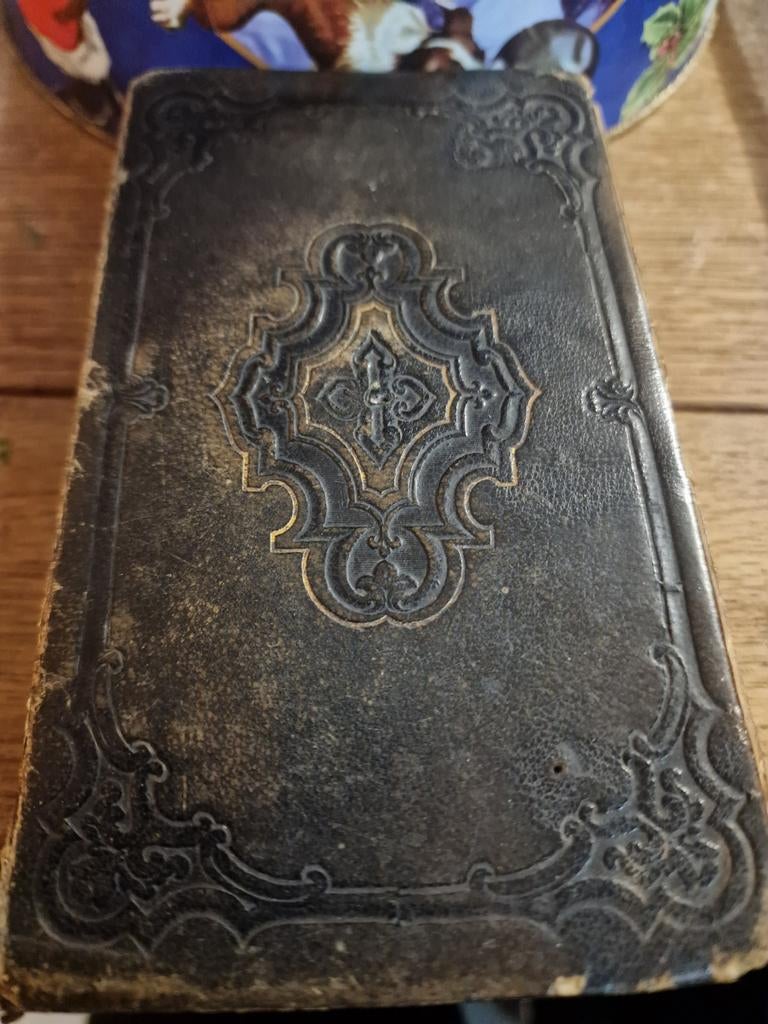Antiek boek met reliëf en goudkleurige versiering, Antiek en Kunst, Antiek | Boeken en Bijbels, Ophalen