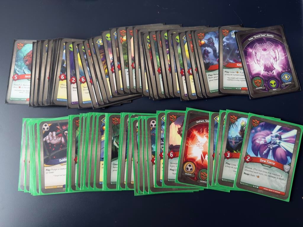 Twee sleeved Keyforge decka, Ophalen of Verzenden, Nieuw, Meerdere kaarten