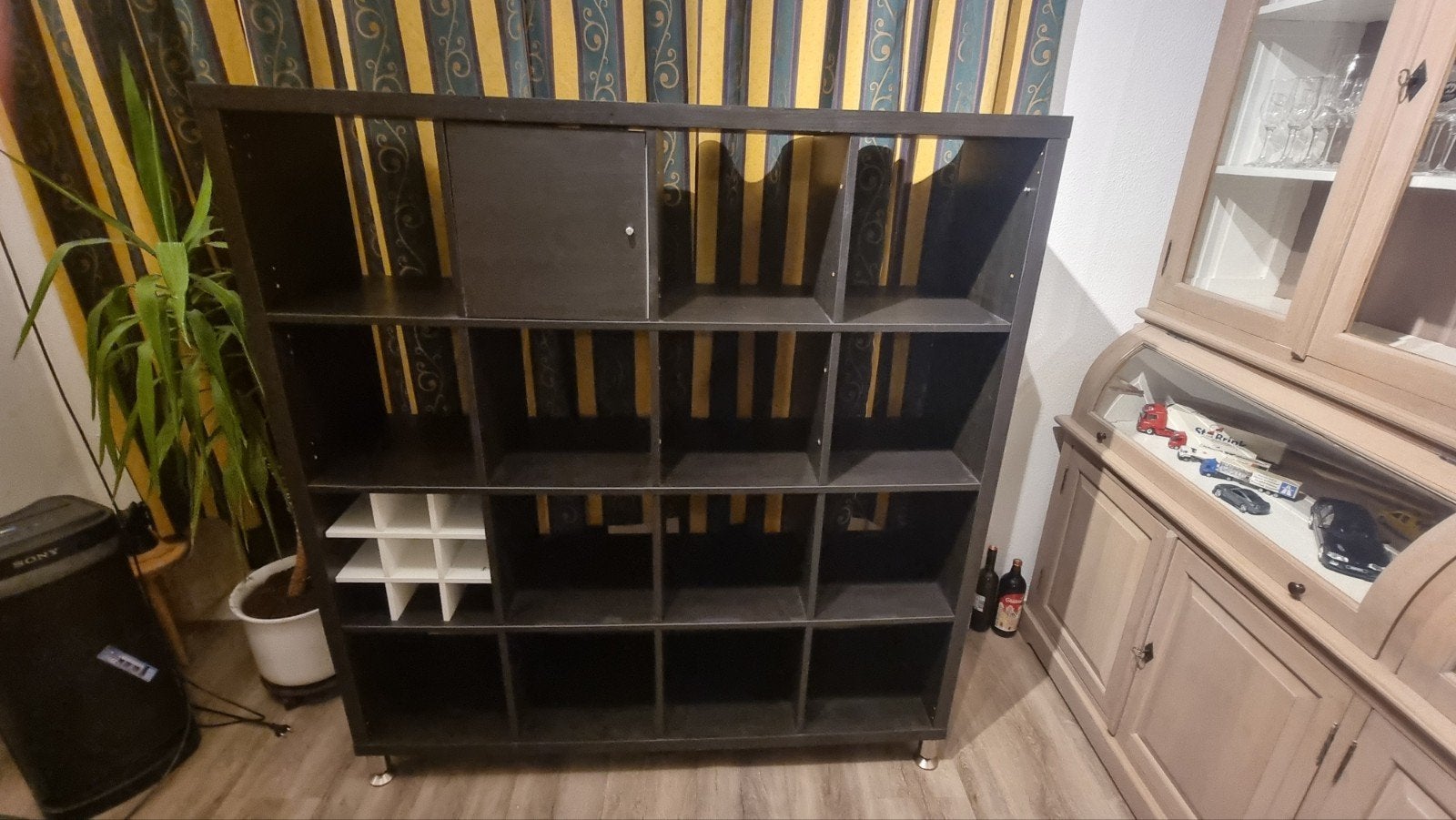 Donkerbruin vakkenkast kallax met deurtje en wijnrek, 100 tot 150 cm, 150 tot 200 cm, Ophalen of Verzenden, Modern