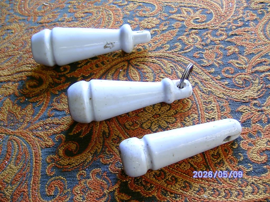 drie witte porseleinen wc toilet doortrekkers vintage, Antiek en Kunst, Ophalen of Verzenden