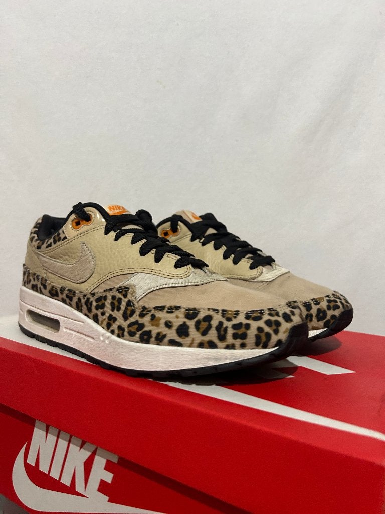 Maat 42,5 - Nike Air Max 1 Premium Leopard, Kleding | Dames, Schoenen, Overige kleuren, Verzenden, Nike, Sneakers of Gympen