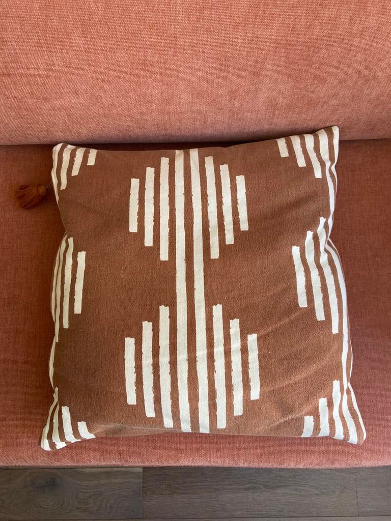 Terracotta kussen met wit strepenpatroon, Ophalen of Verzenden, Zo goed als nieuw, Bruin, Vierkant