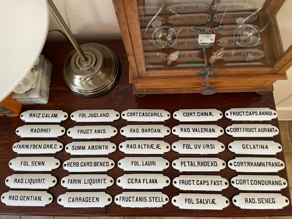 30 Porceleinen apotheek apotheker schildjes apothekerskast, Antiek en Kunst, Ophalen of Verzenden