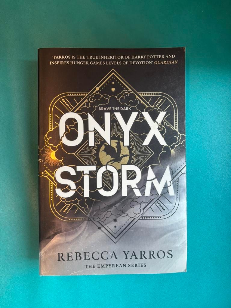 Onyx storm, Engelstalig, paperback, Ophalen, Zo goed als nieuw