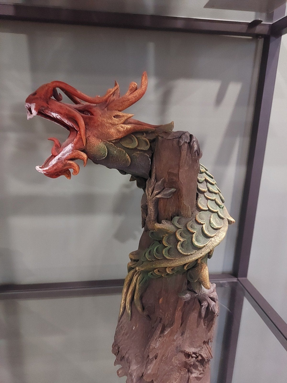 houten draak op boomstam, Ophalen of Verzenden, Zo goed als nieuw, Overige soorten, Beeldje of Figuurtje