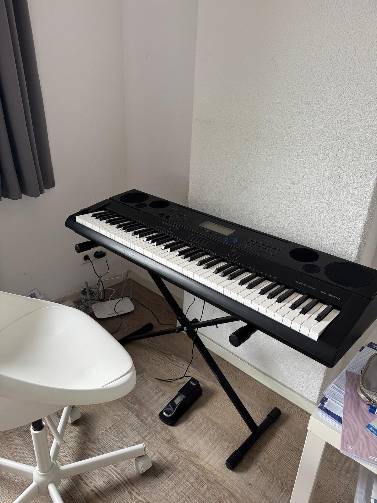 Casio WK-6500 Keyboard met standaard en pedaal, Muziek en Instrumenten, Keyboards, Casio, Ophalen of Verzenden, Zo goed als nieuw