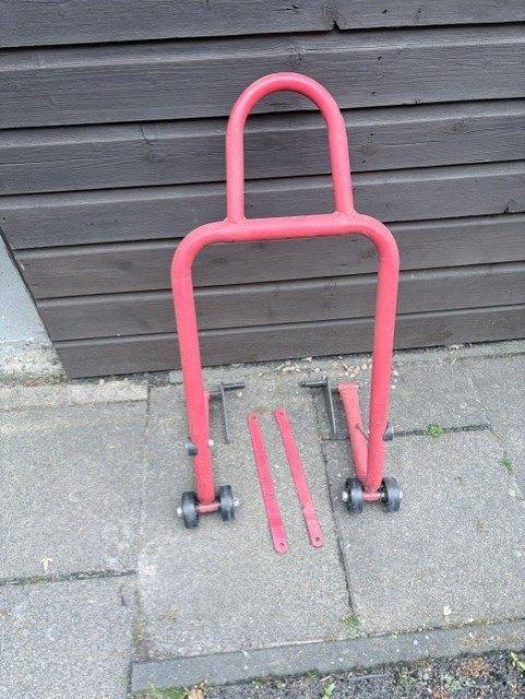Paddockstand voor motorfietsen, Ophalen