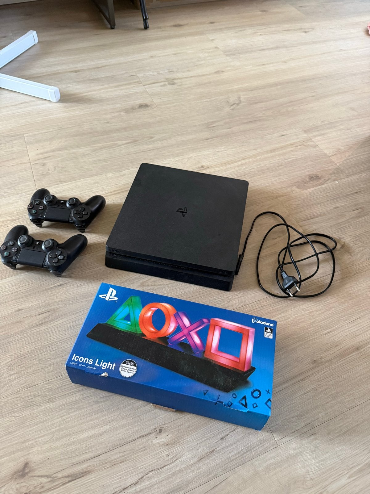 PlayStation 4 Slim met 2 controllers en PS Icons Light, Ophalen, Met 2 controllers, Slim, 500 GB