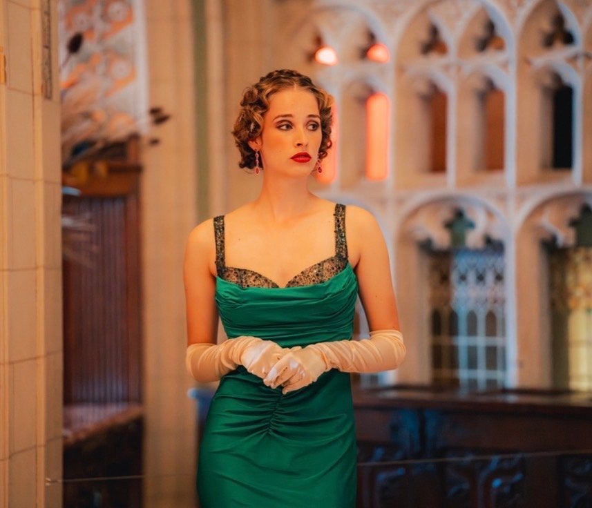 Emerald Groene Avondjurk met Zwart Kant en Sleepje, Kleding | Dames, Ophalen of Verzenden, Zo goed als nieuw, Maat 36 (S), Onder de knie