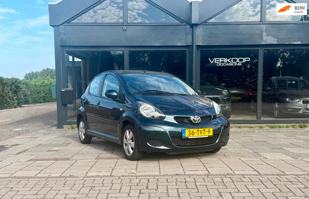 Toyota Aygo 1.0-12V Aspiration Green Navigator CarPlay navig, Auto's, Voorwielaandrijving, Euro 5, Gebruikt, 4 stoelen
