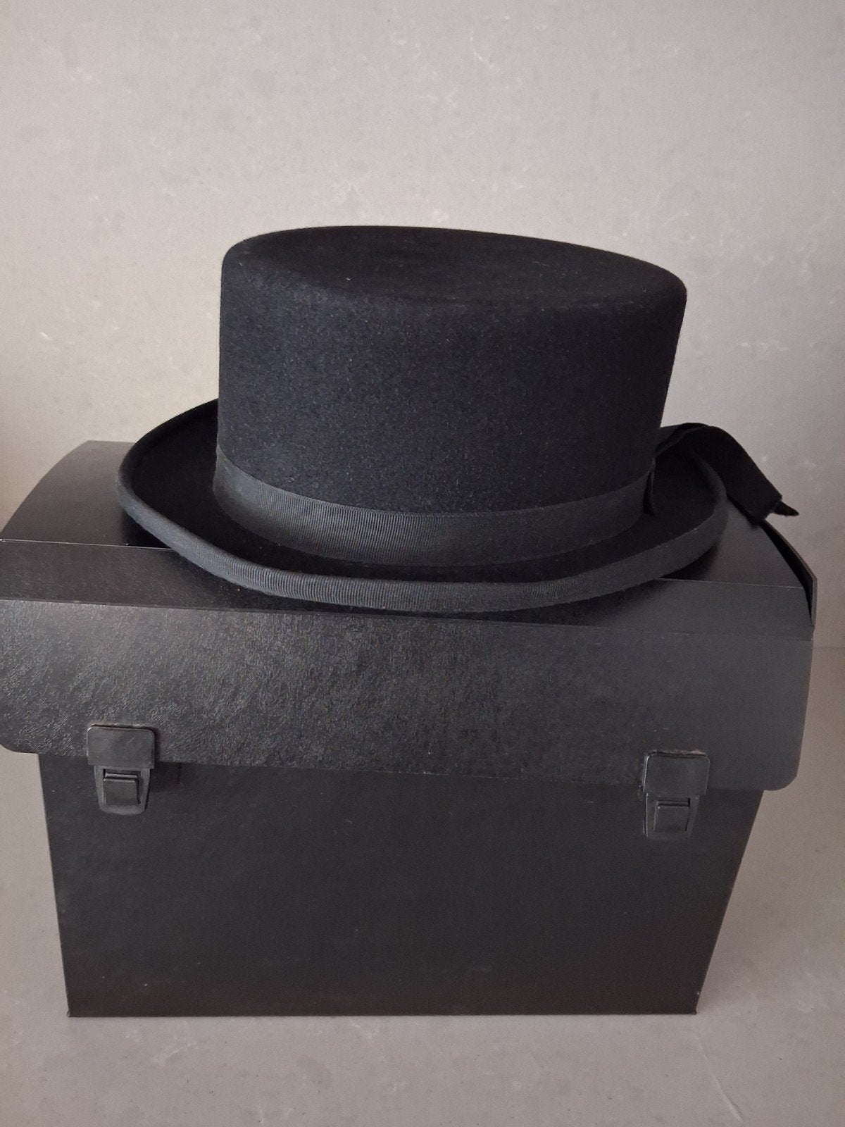 een hoedje  met origineel koffer, Kleding | Dames, Ophalen of Verzenden, Zo goed als nieuw, One size fits all