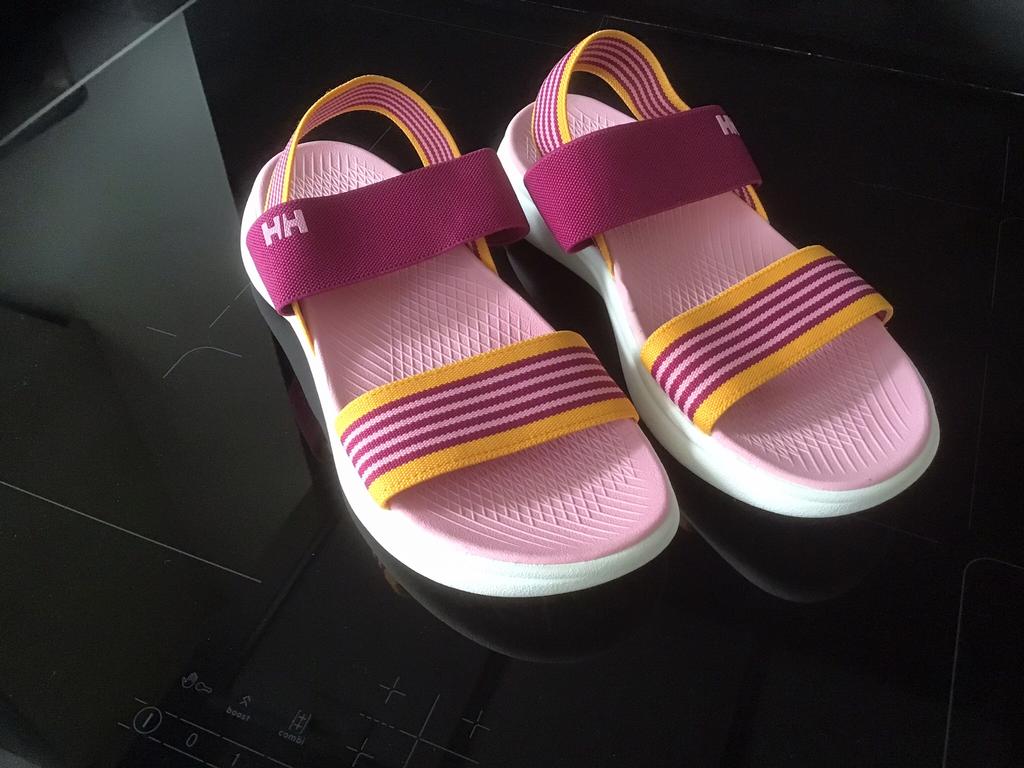 HELLY HANSEN SANDAALTJES MAAT 38, Kleding | Dames, Zo goed als nieuw, Roze, Sandalen of Muiltjes, Ophalen of Verzenden