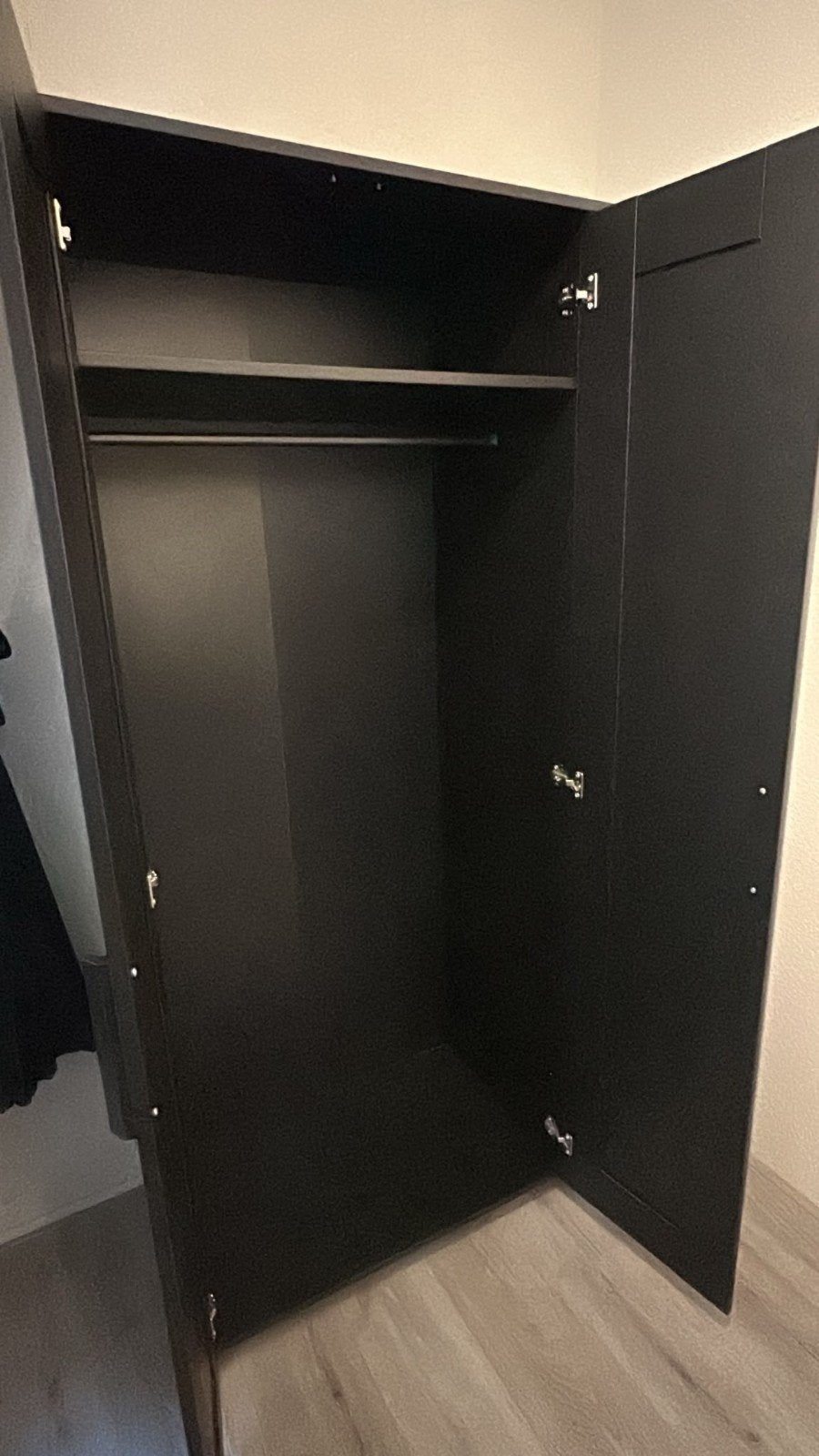 Mooie zwarte kledingkast met spiegel en planken, Ophalen, 100 tot 150 cm, 200 cm of meer, Overige houtsoorten