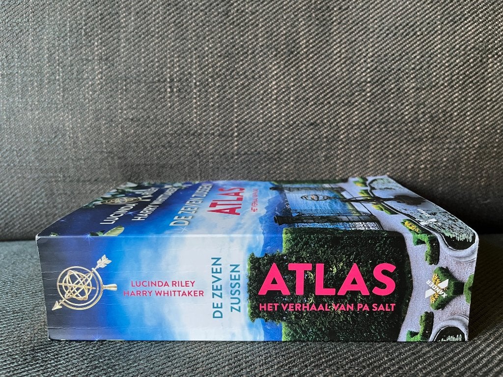 Lucinda Riley - De zeven zussen 8 - ATLAS. (2023), Boeken, Ophalen of Verzenden, Zo goed als nieuw, Lucinda Riley, Harry Whittaker