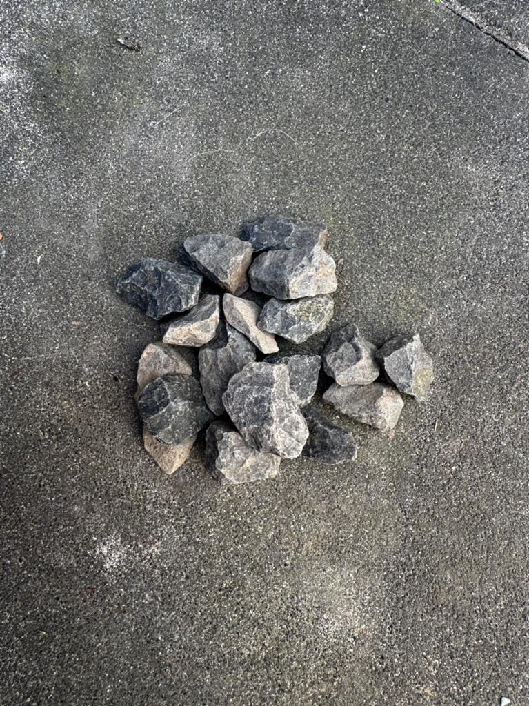 Split grind ongeveer ½ 1m³, Ophalen, Zo goed als nieuw, Beton, Terrastegels