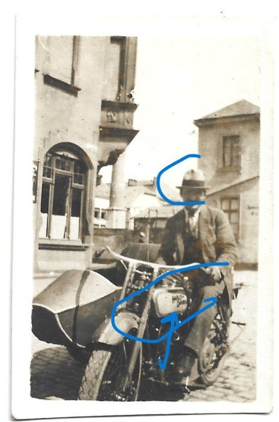Harley Davidson zijspan motor berijder hoed, Verzamelen, Verzenden, Foto, Zo goed als nieuw, Voor 1940