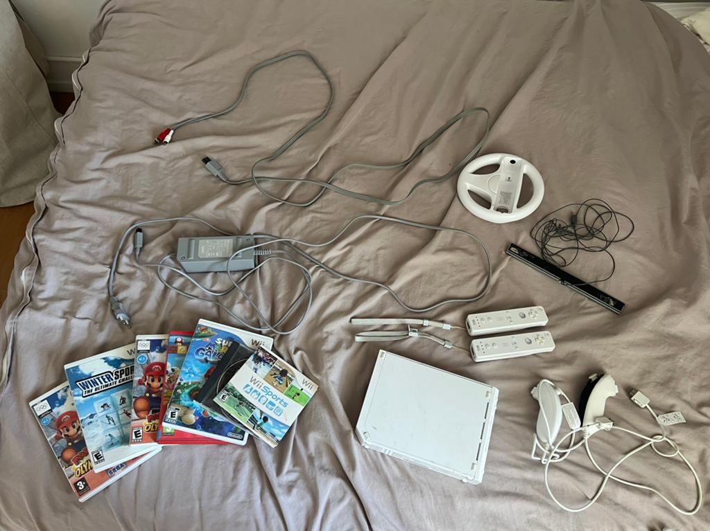 Complete Wii met diverse spellen, Ophalen of Verzenden, Zo goed als nieuw, Met 2 controllers