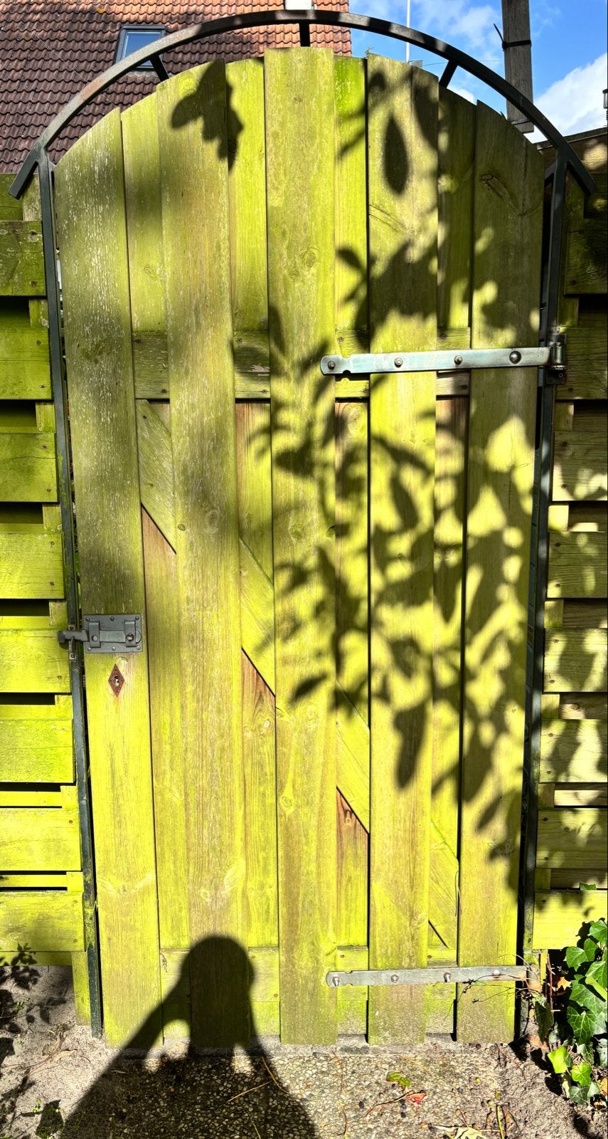 Houten poort met metalen frame en slot, Tuin en Terras, Ophalen, Gebruikt, 100 tot 150 cm, 200 cm of meer