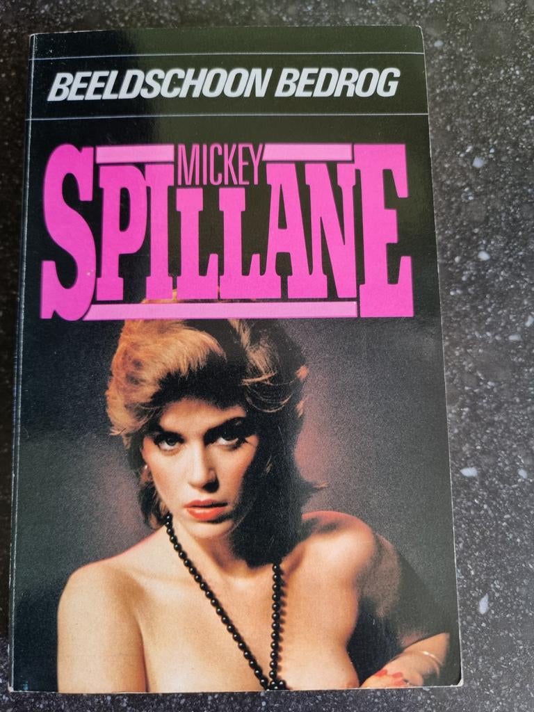 Beeldschoon Bedrog - Mickey Spillane (Paperback), Boeken, Ophalen of Verzenden, Gelezen, Mickey Spillane