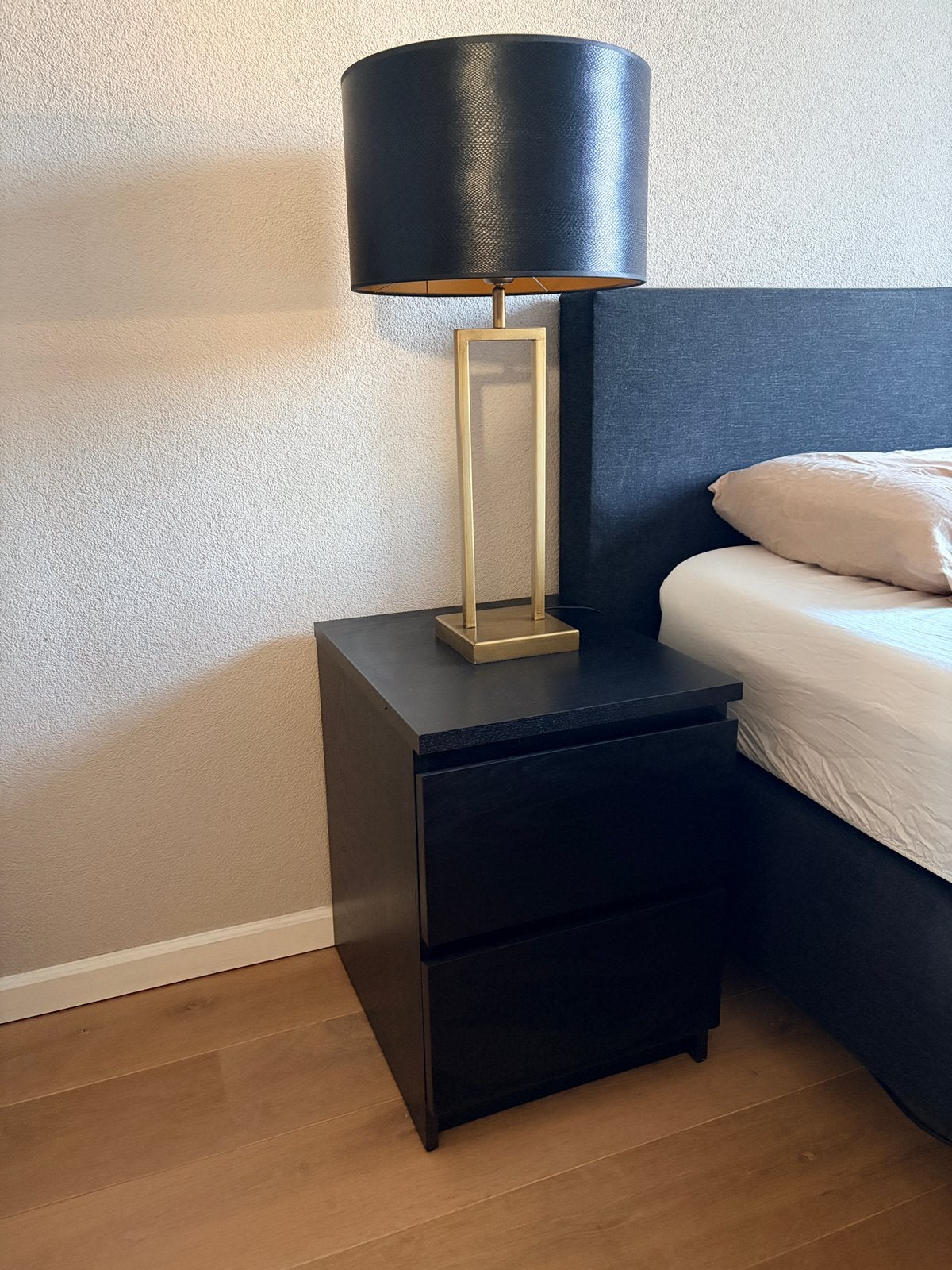 2x Malm nachtkastje zwart, Huis en Inrichting, Slaapkamer | Nachtkastjes, Ophalen, Zo goed als nieuw, Minder dan 45 cm, Minder dan 55 cm