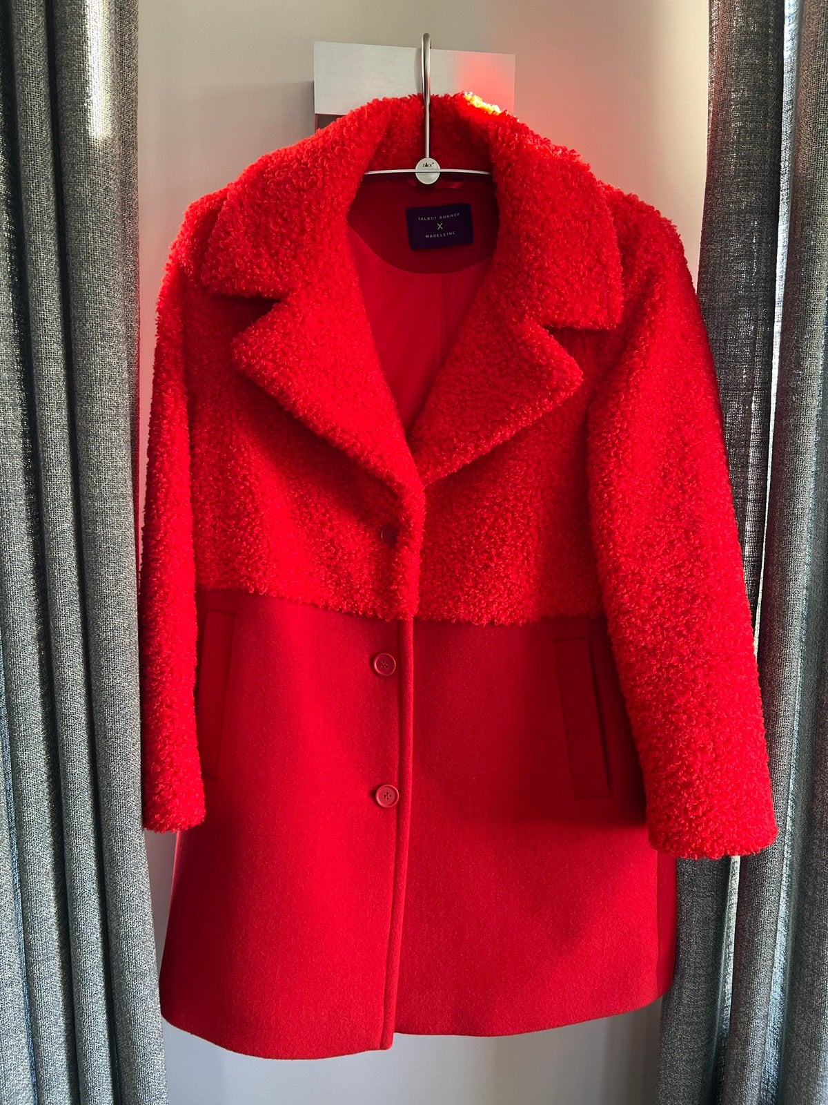 Nieuw! Madeleine Talbot Runhof rode jas met teddy details, Kleding | Dames, Verzenden, Nieuw, Maat 42/44 (L), Rood